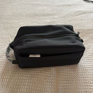 NWOT Away Black Men's Dopp Kit with Top Zip